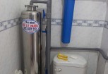 Cột lọc nước lắp đặt trong toilet