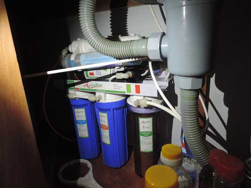 Bên cạnh hệ thống lọc thô nước sinh hoạt, gia đình ông Tuấn lắp thêm máy lọc nước để uống. Ông cho hay, lõi lọc nước ông phải thay thường xuyên vì nhiều cặn bẩn, tạp chất. 